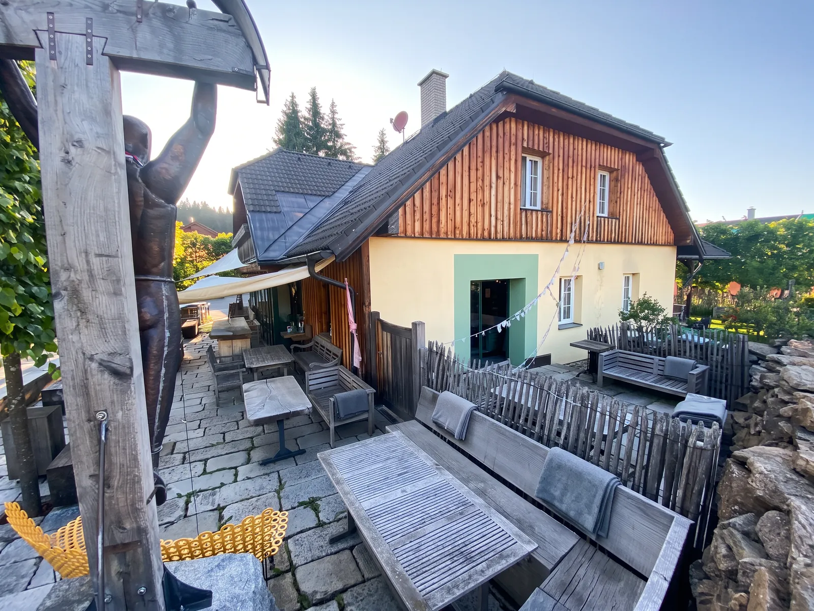 Současná fotografie terasy s mosaznou sochou
