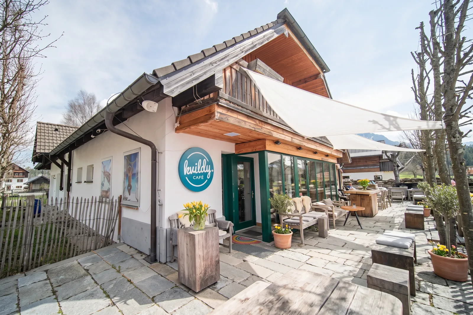 Současná fotografie vstupu do Kvildy Café s logem na fasádě