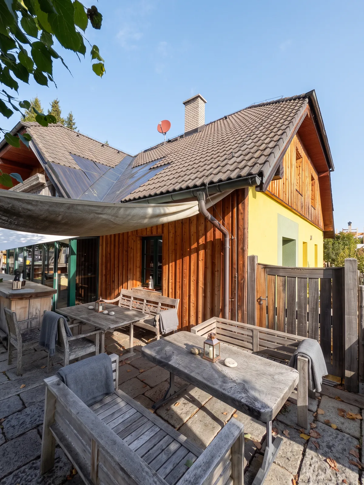 Současná fotografie kavárenské terasy se žulovou dlažbou